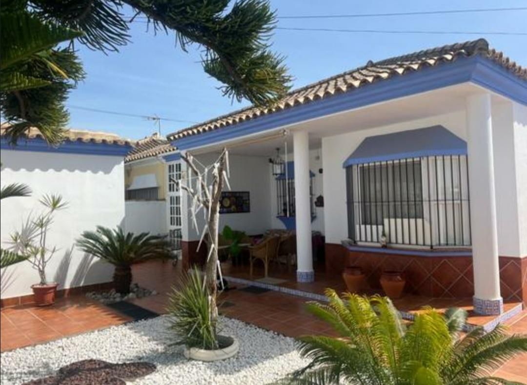 Exterior view of House or chalet for sale in Chiclana de la Frontera  with Air Conditioner, Private garden and Terrace