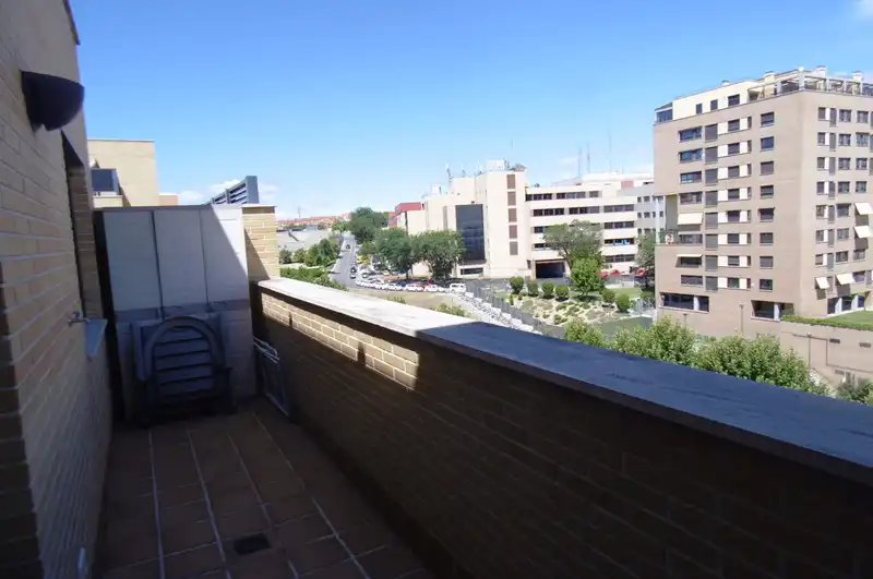 Terrassa de Àtic de lloguer en Madrid amb Aire condicionat, Calefacció i Jardí privat