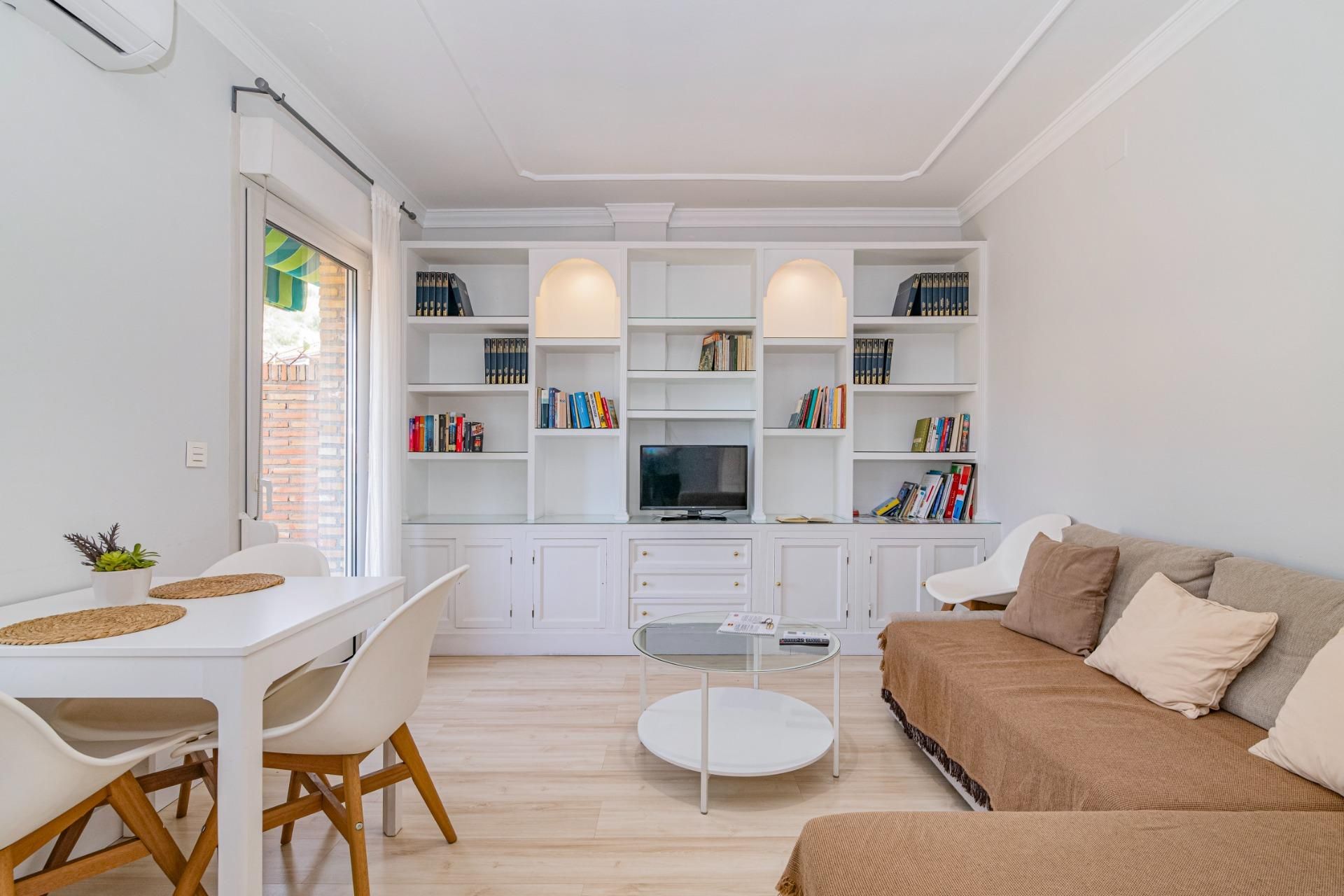Sala d'estar de Àtic de lloguer en Cenes de la Vega amb Aire condicionat, Calefacció i Jardí privat