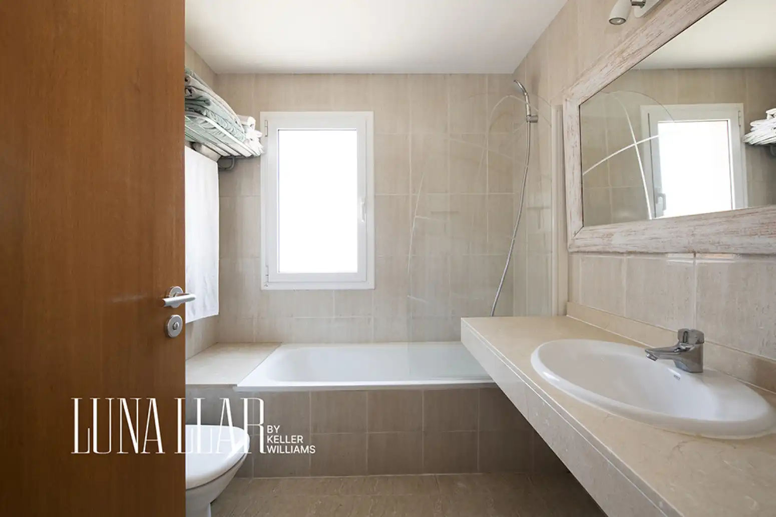 Badezimmer von Wohnung zum Verkauf in Castelldefels mit Klimaanlage, Heizung und Parkett