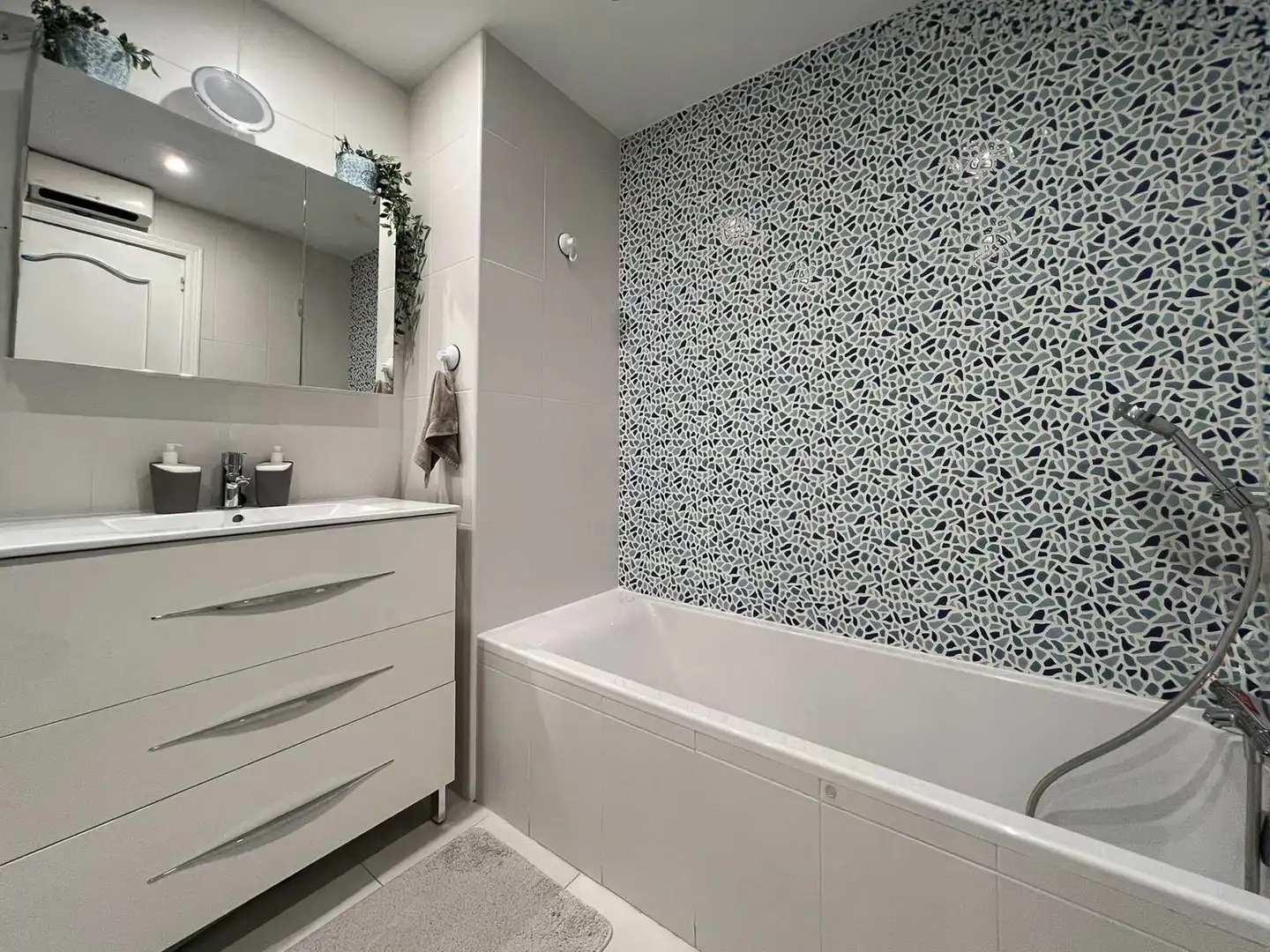 Bathroom of Apartments for sale in L'Alfàs del Pi  with Air Conditioner, Private garden and Terrace
