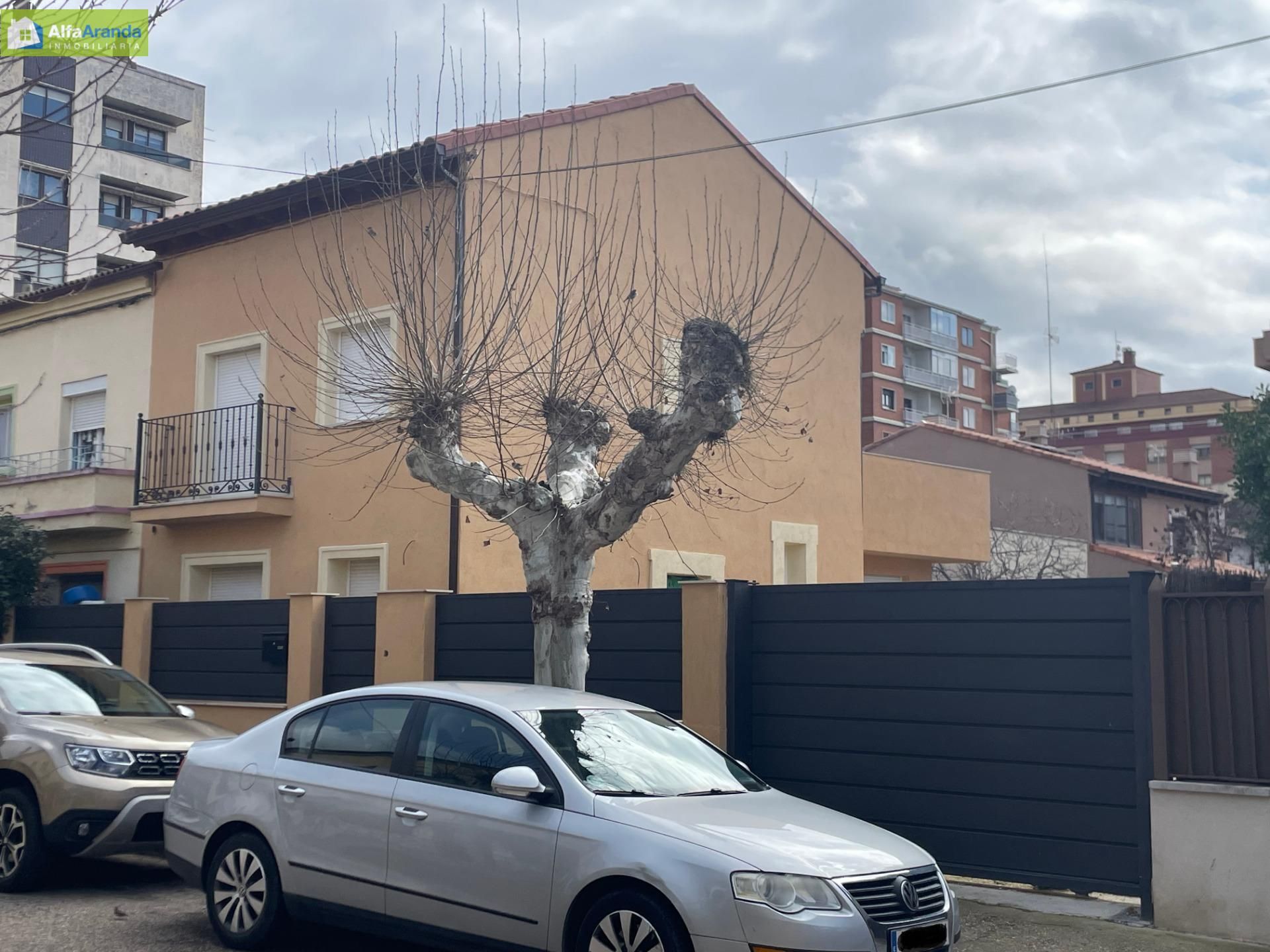 Vista exterior de Casa o xalet en venda en Aranda de Duero amb Jardí privat, Terrassa i Traster