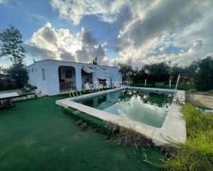 Swimming pool of Country house for sale in El Coronil