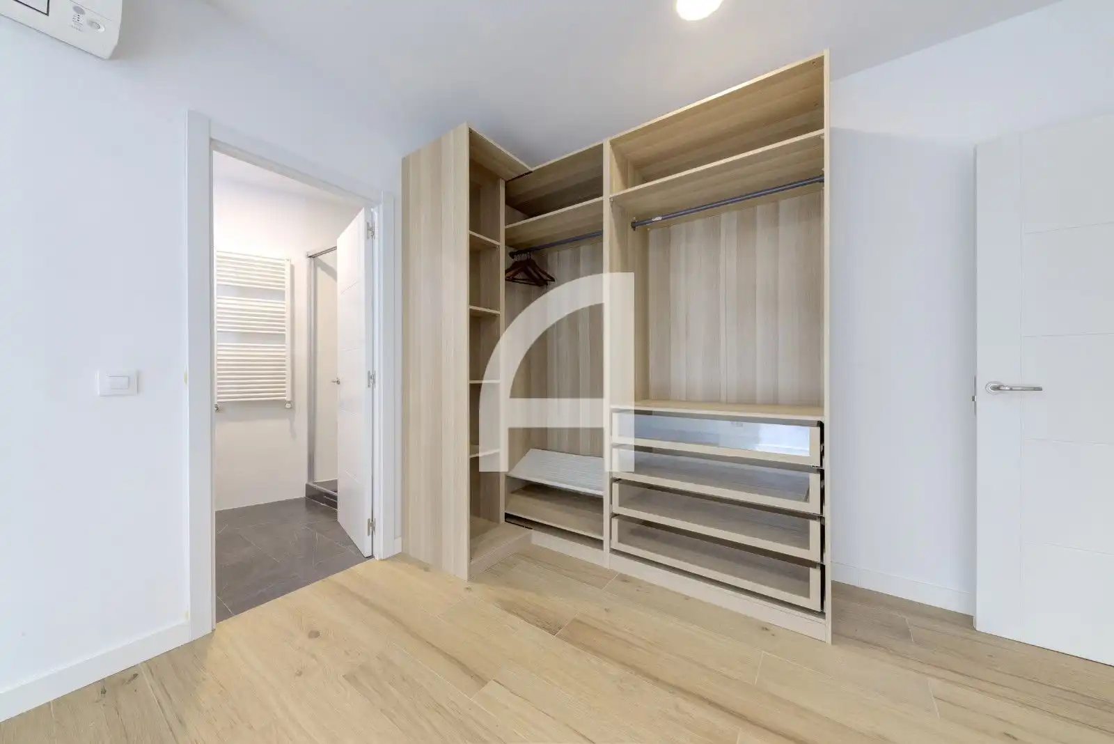 Schlafzimmer von Dachboden zur Miete in Madrid mit Klimaanlage, Heizung und Terrasse