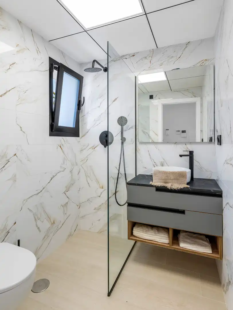 Baño de Apartamento en venta en Guardamar del Segura con Terraza y Piscina