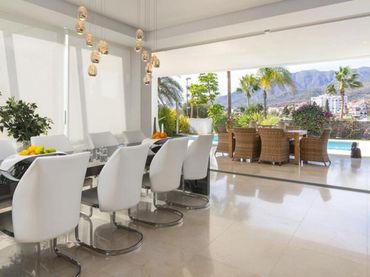 Casa con piscina en venta en Río Real - Los Monteros
