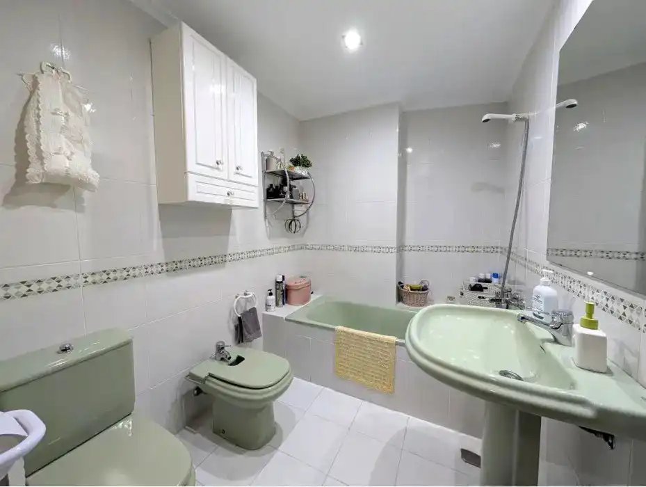 Badezimmer von Wohnung zum Verkauf in Linares mit Klimaanlage, Heizung und Balkon
