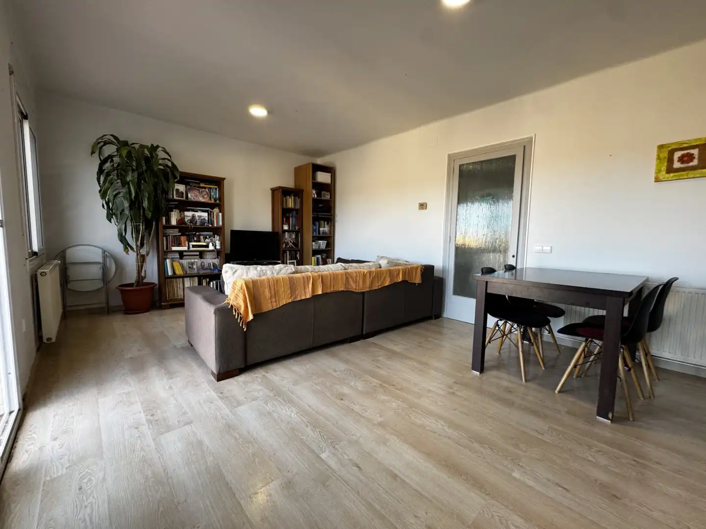 Living room of Flat for sale in Banyoles  with Air Conditioner, Heating and Parquet flooring