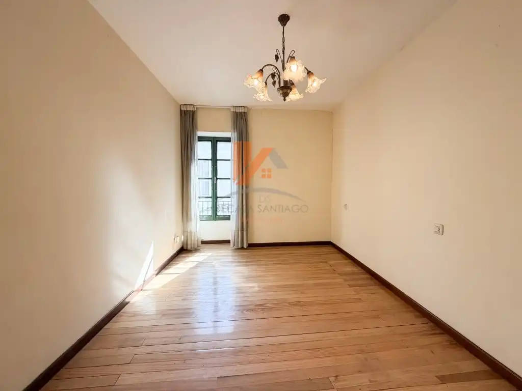 Sala d'estar de Casa adosada en venda en Santiago de Compostela 