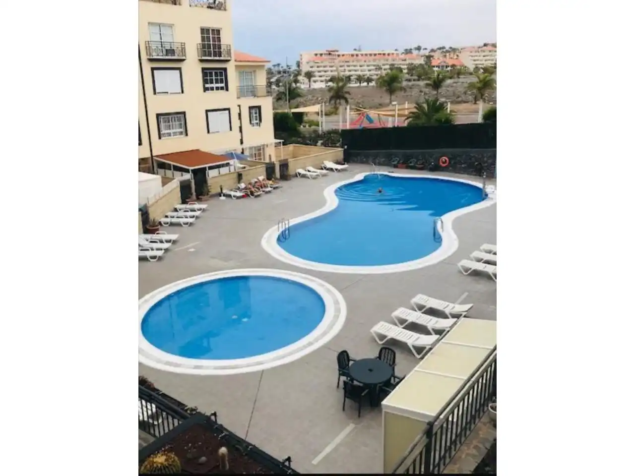 Piso con piscina en venta en Calle la Tosca 23