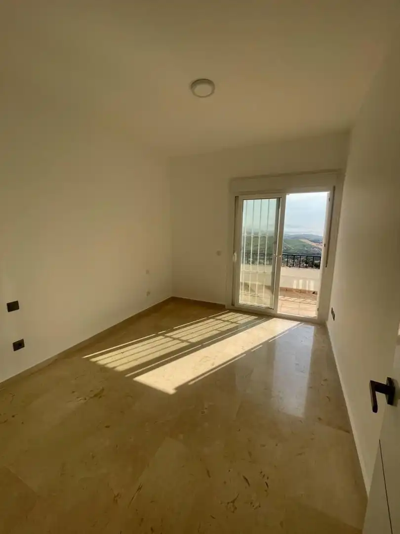 Dormitori de Casa adosada de lloguer en Manilva amb Aire condicionat, Terrassa i Piscina