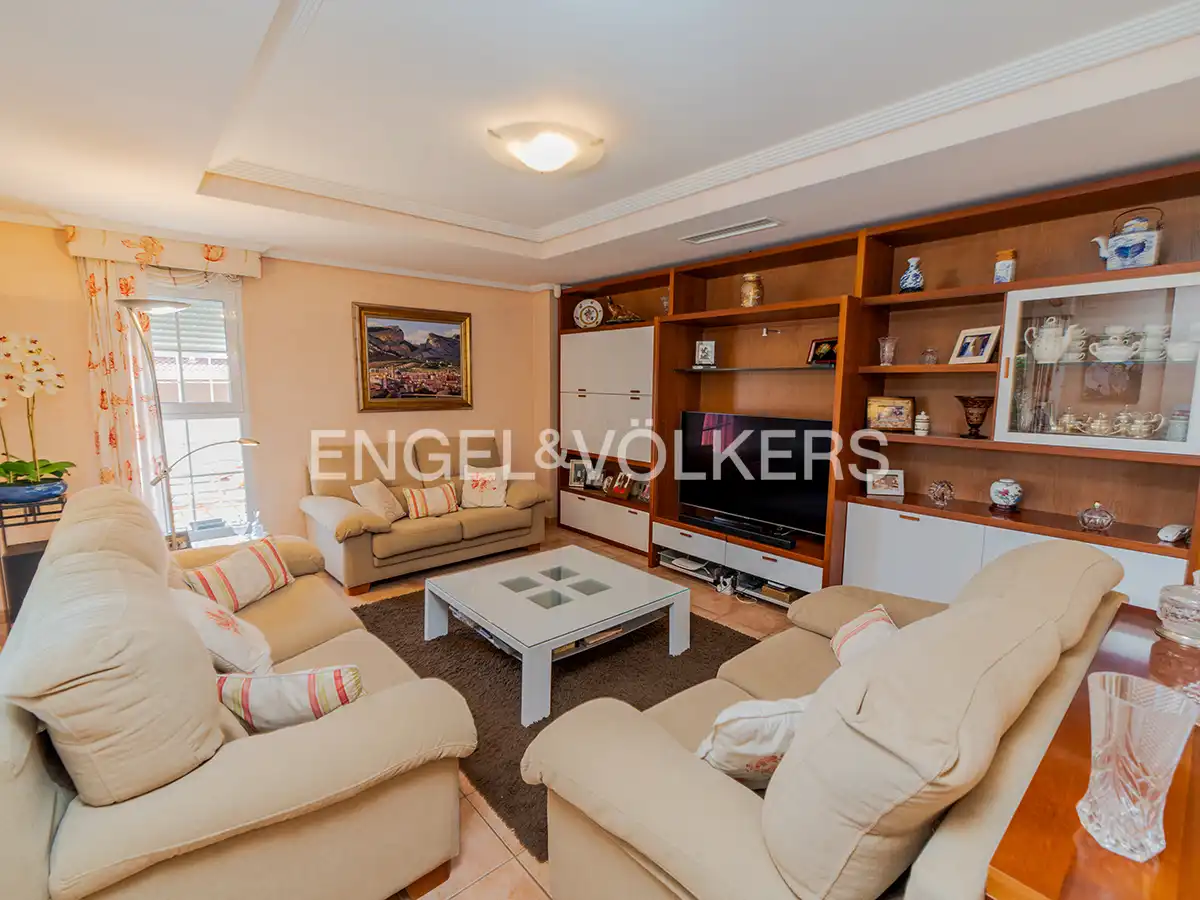 Sala d'estar de Casa o xalet en venda en Alicante / Alacant amb Aire condicionat, Calefacció i Jardí privat