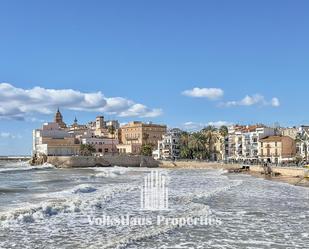 Vista exterior de Casa o xalet de lloguer en Sitges amb Terrassa i Piscina