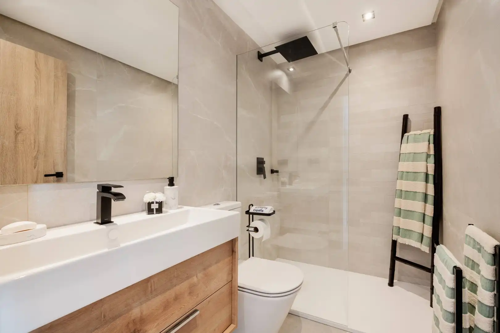 Baño de Casa adosada en venta en Istán con Aire acondicionado, Calefacción y Jardín privado