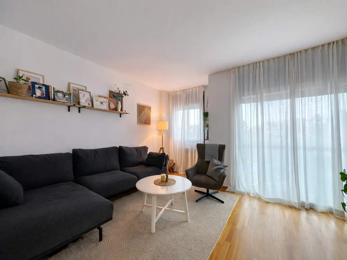 Sala d'estar de Casa adosada en venda en Sant Esteve Sesrovires amb Aire condicionat, Calefacció i Jardí privat