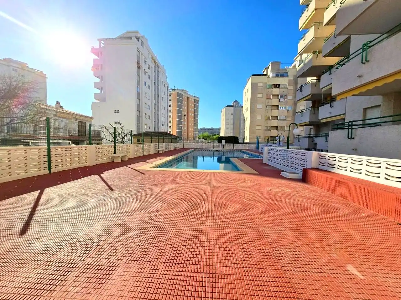 Piscina de Apartament de lloguer en Gandia amb Aire condicionat, Parquet i Terrassa