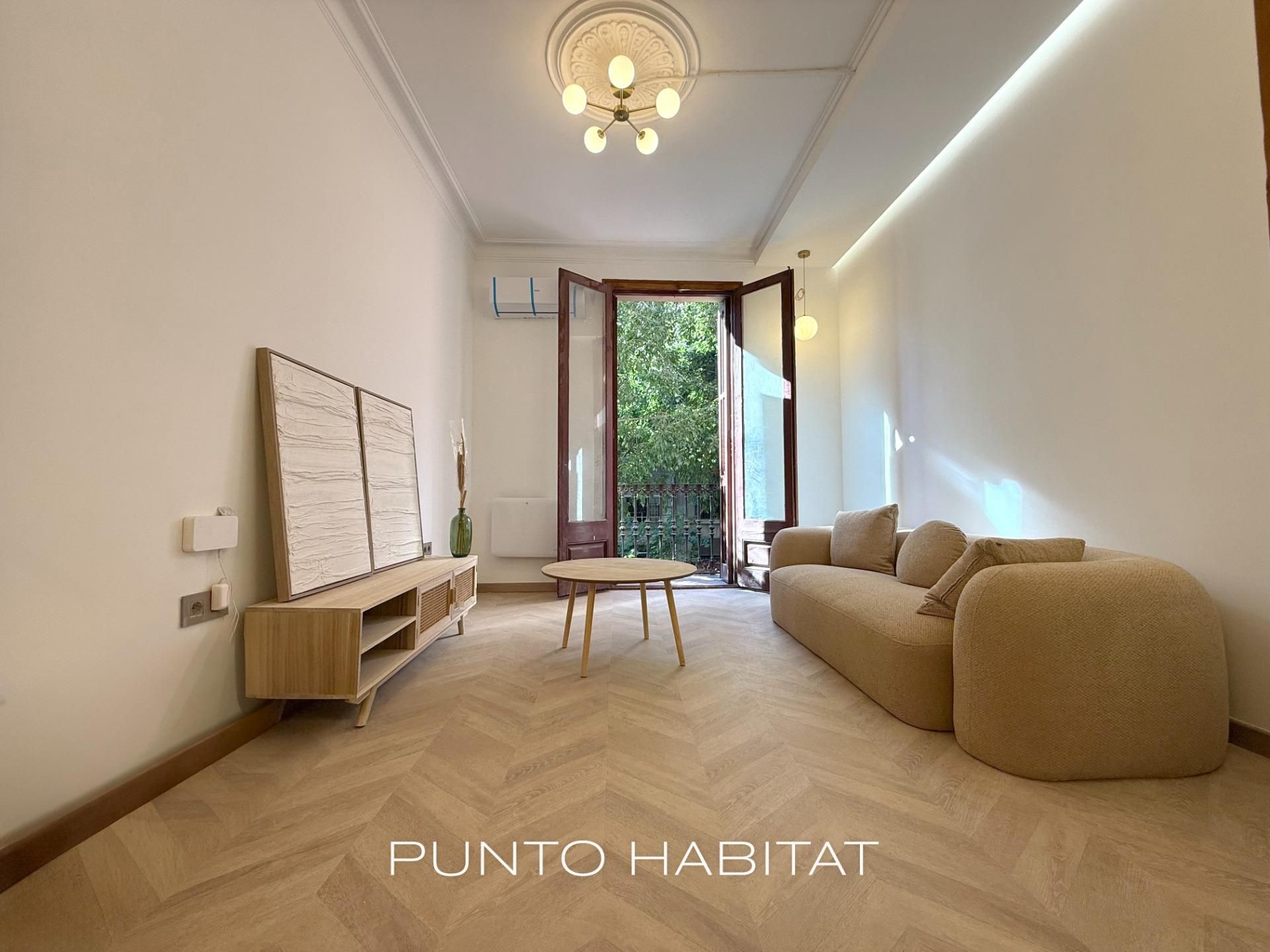 Living room of Flat for sale in  Barcelona Capital  with Air Conditioner, Heating and Parquet flooring