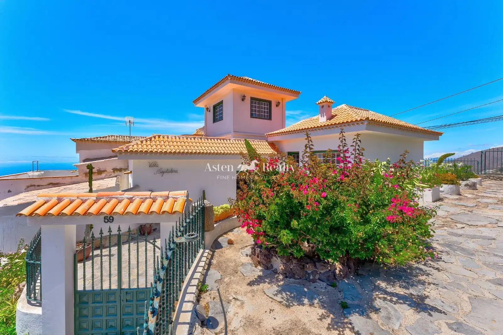 Vista exterior de Casa o xalet en venda en Adeje amb Terrassa, Traster i Moblat