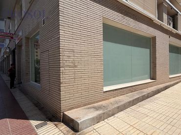 Local comercial de lloguer a Piscinas
