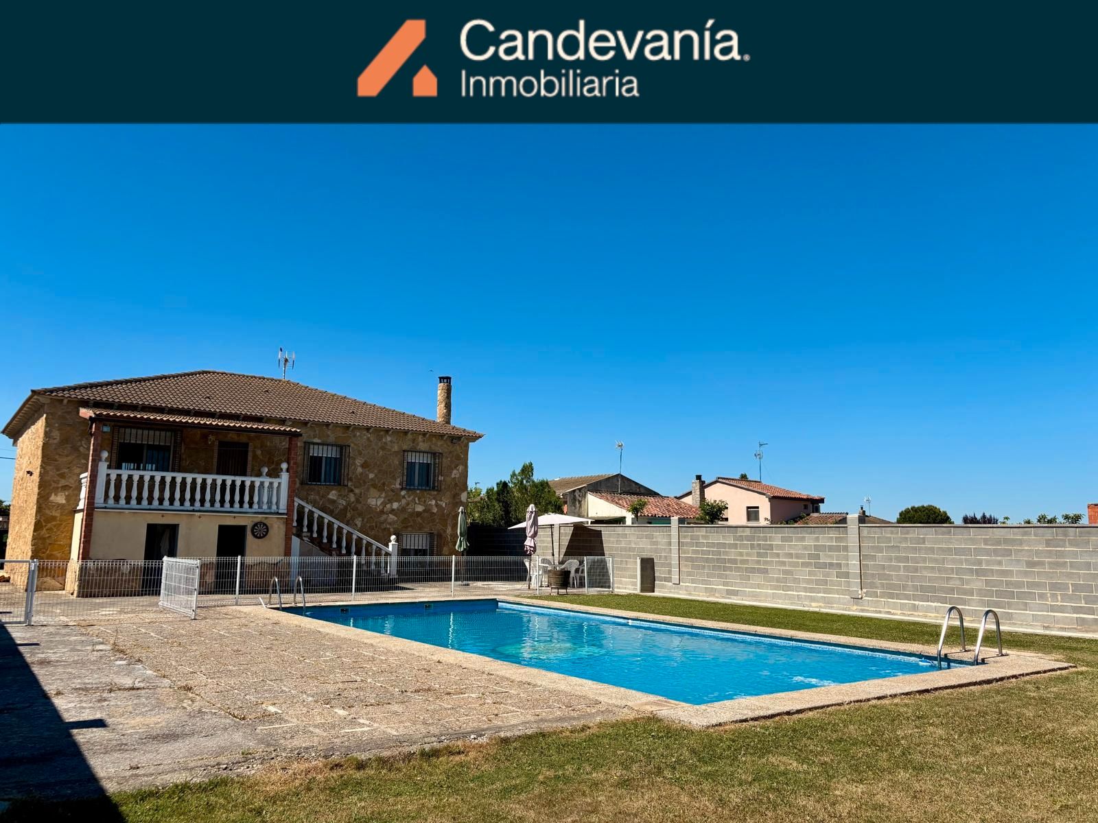 Piscina de Casa o xalet en venda en San Mateo de Gállego amb Aire condicionat, Calefacció i Jardí privat