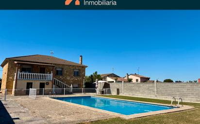 Piscina de Casa o xalet en venda en San Mateo de Gállego amb Aire condicionat, Calefacció i Jardí privat