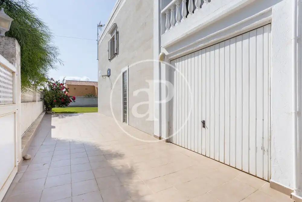 Vista exterior de Casa adosada en venda en Alcalà de Xivert amb Calefacció, Jardí privat i Terrassa