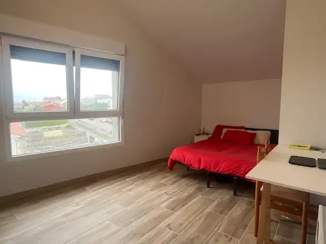 Schlafzimmer von Dachboden zur Miete in Santander mit Heizung, Privatgarten und Abstellraum