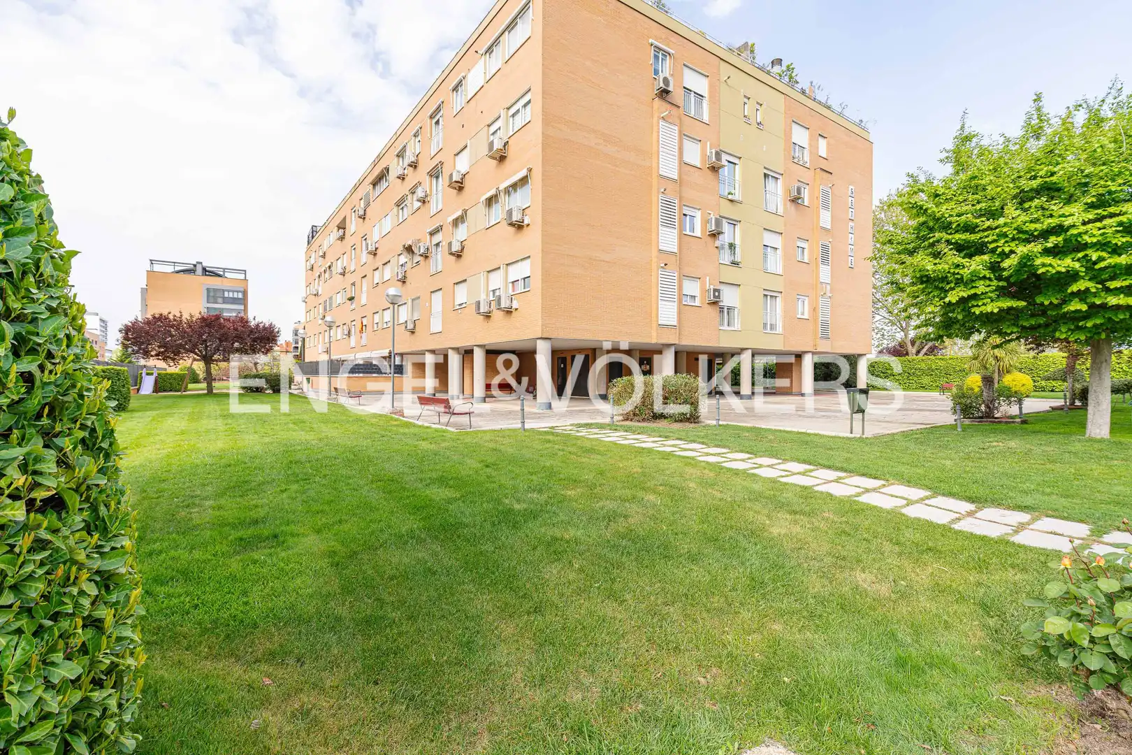 Vista exterior de Dúplex en venta en Alcorcón con Aire acondicionado, Calefacción y Jardín privado