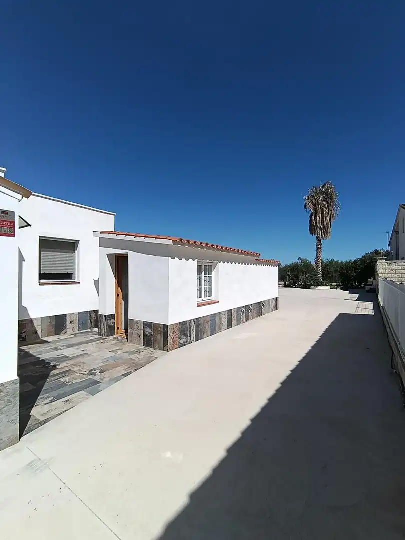 Vista exterior de Casa o xalet en venda en Deltebre amb Jardí privat i Terrassa
