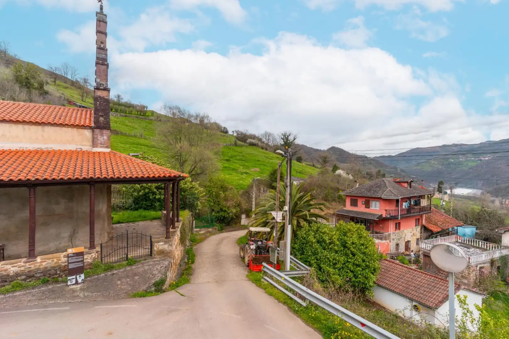 Vista exterior de Finca rústica en venda en Lena amb Jardí privat, Traster i Balcó