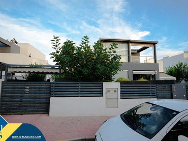 Casa amb jardí en venda a Nueva Torrevieja - Aguas Nuevas