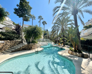 Piscina de Àtic en venda en Marbella amb Aire condicionat, Terrassa i Moblat