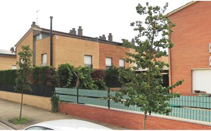 Vista exterior de Casa o xalet en venda en Celrà amb Aire condicionat, Terrassa i Piscina