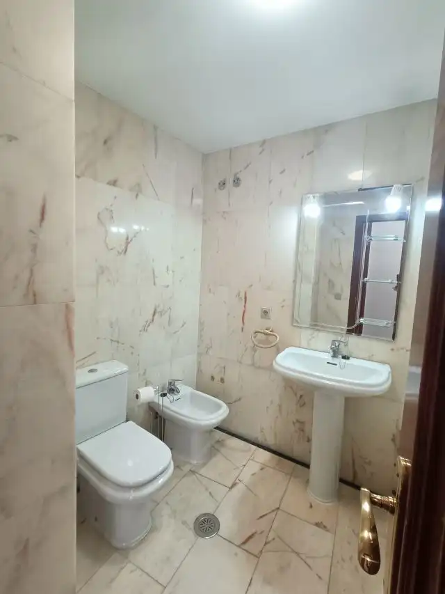 Bathroom of Flat for sale in Vigo   with Heating, Parquet flooring and Oven
