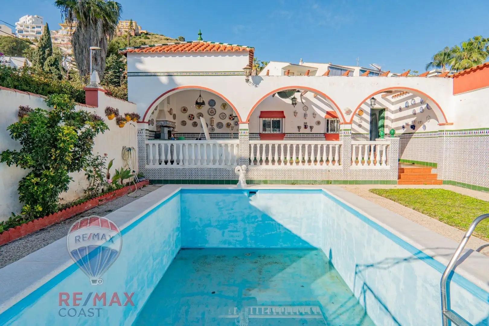Vista exterior de Casa o chalet en venta en Rincón de la Victoria con Jardín privado, Terraza y Piscina