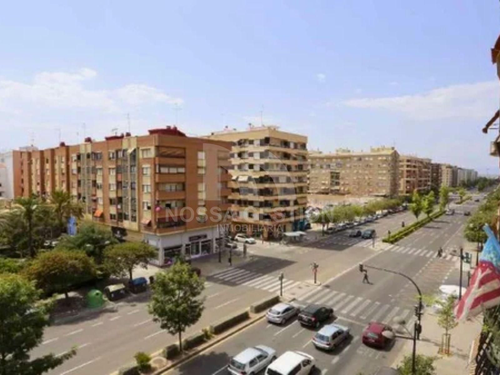 Vista exterior de Piso en venta en  Valencia Capital con Balcón