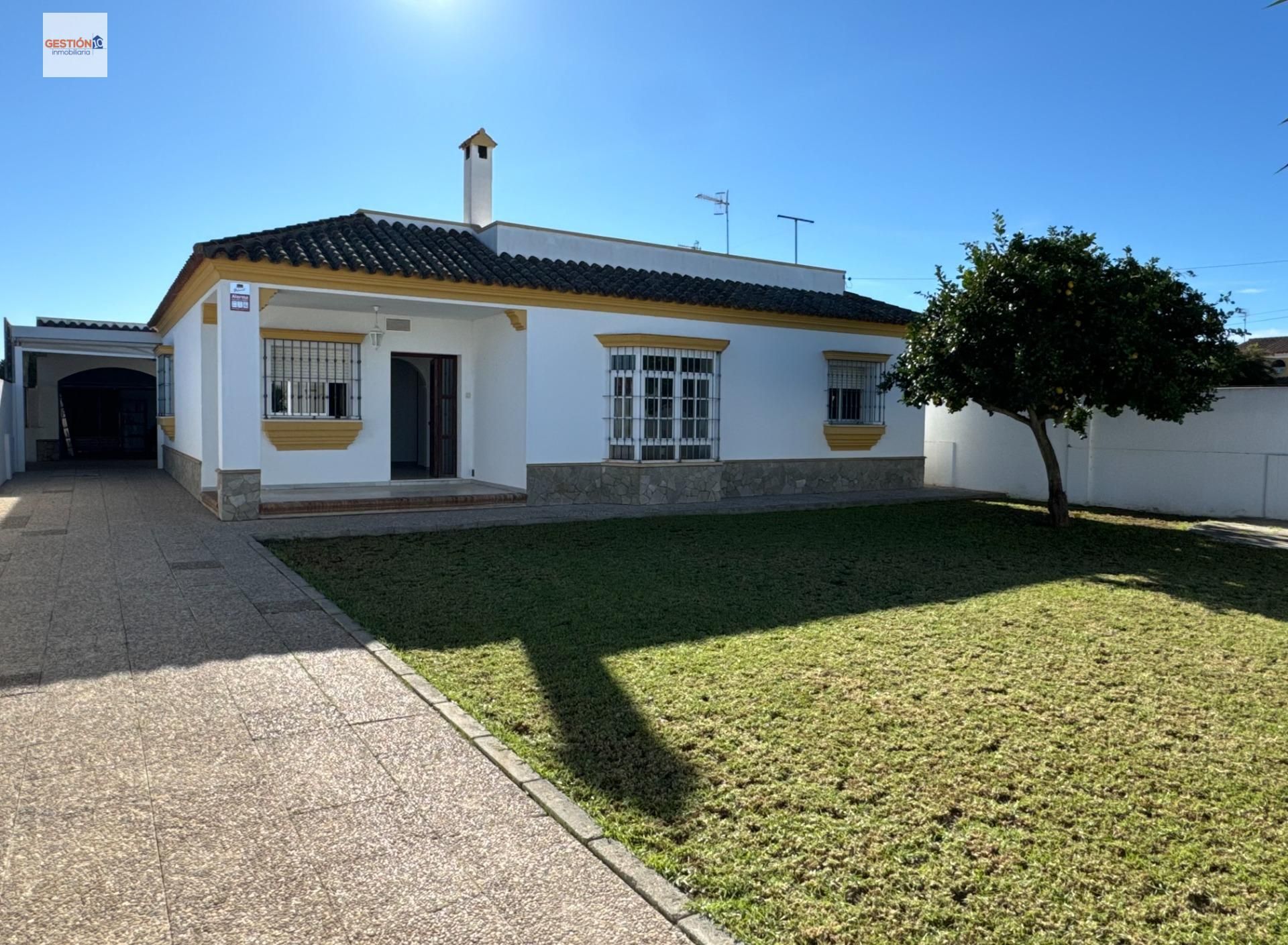 Vista exterior de Casa o xalet en venda en Sanlúcar de Barrameda amb Jardí privat i Traster