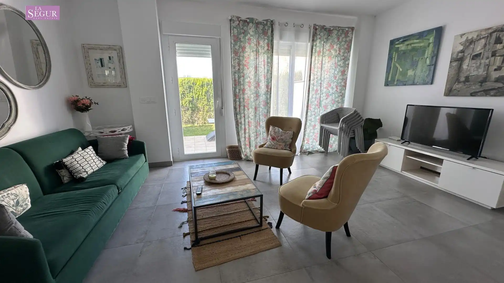 Sala d'estar de Casa adosada de lloguer en Conil de la Frontera amb Aire condicionat, Terrassa i Moblat