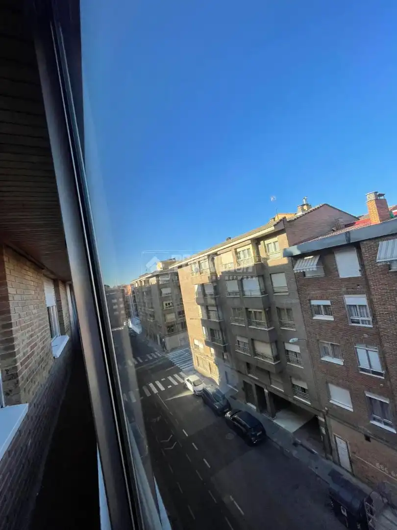 Vista exterior de Piso de alquiler en Palencia con Balcón