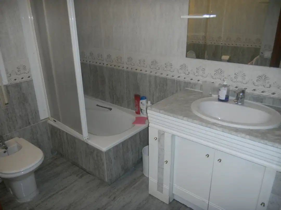 Baño de Piso de alquiler en Tarragona con Aire acondicionado, Calefacción y Amueblado
