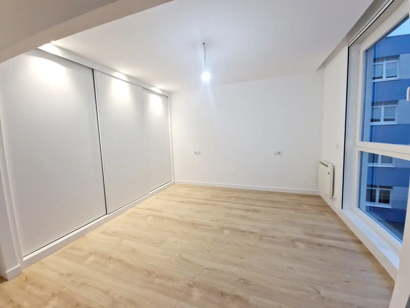 Schlafzimmer von Dachboden zum Verkauf in A Coruña Capital  mit Heizung, Ofen und Waschmaschine