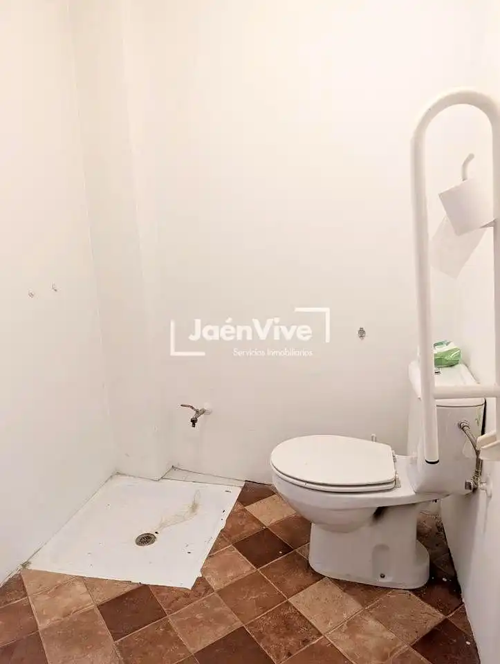 Bany de Local de lloguer en Jaén amb Aire condicionat