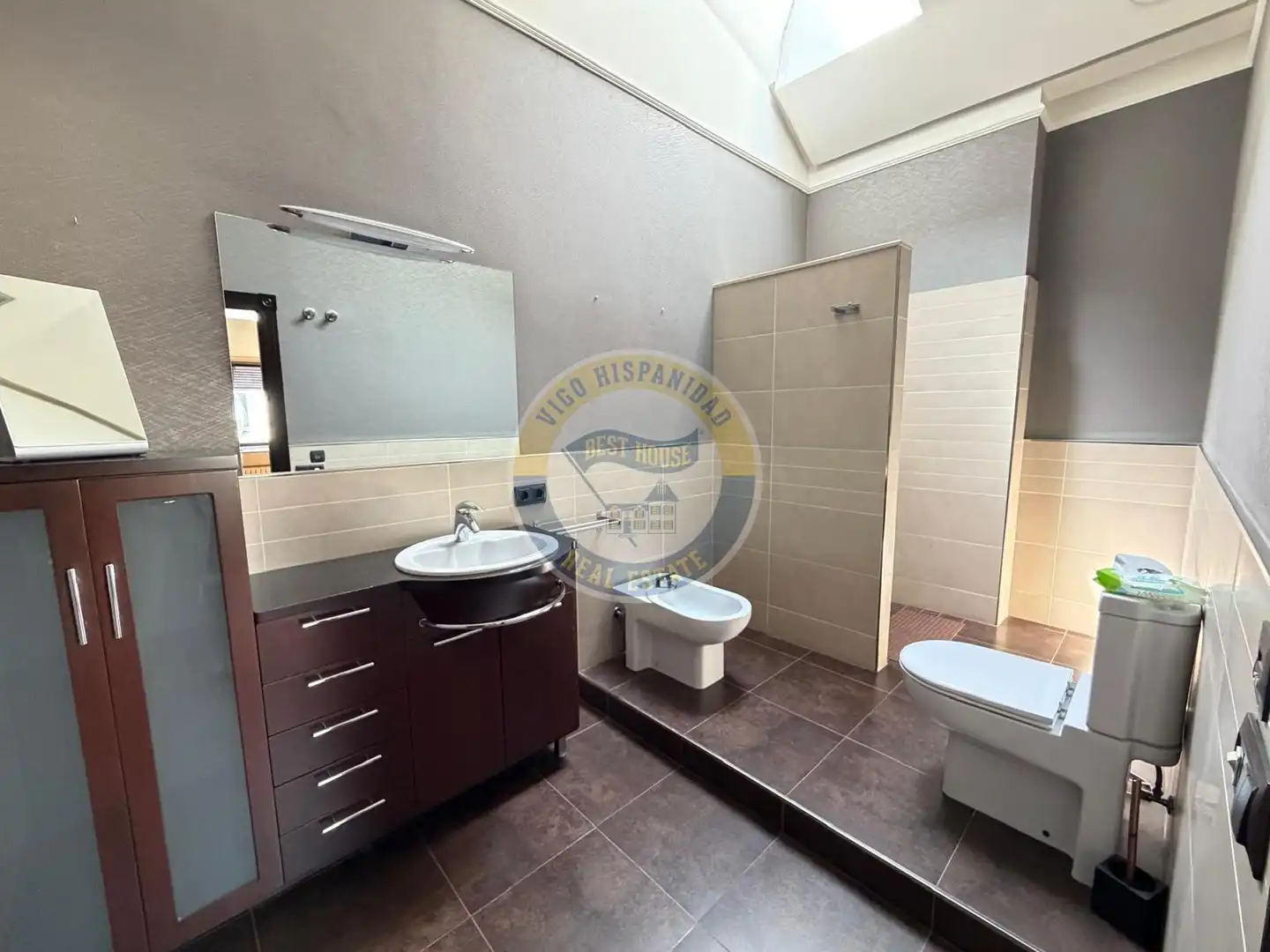 Badezimmer von Dachboden zur Miete in Vigo  mit Heizung, Parkett und Terrasse