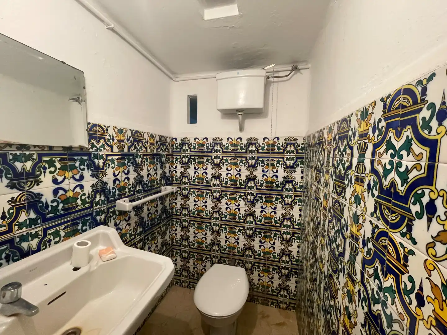 Badezimmer von Geschaftsraum zur Miete in Ferrol mit Parkett und Möbliert
