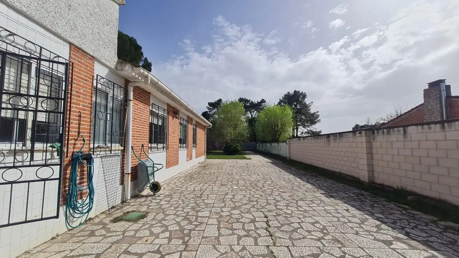 Vista exterior de Casa o chalet en venta en Mojados con Calefacción, Jardín privado y Terraza