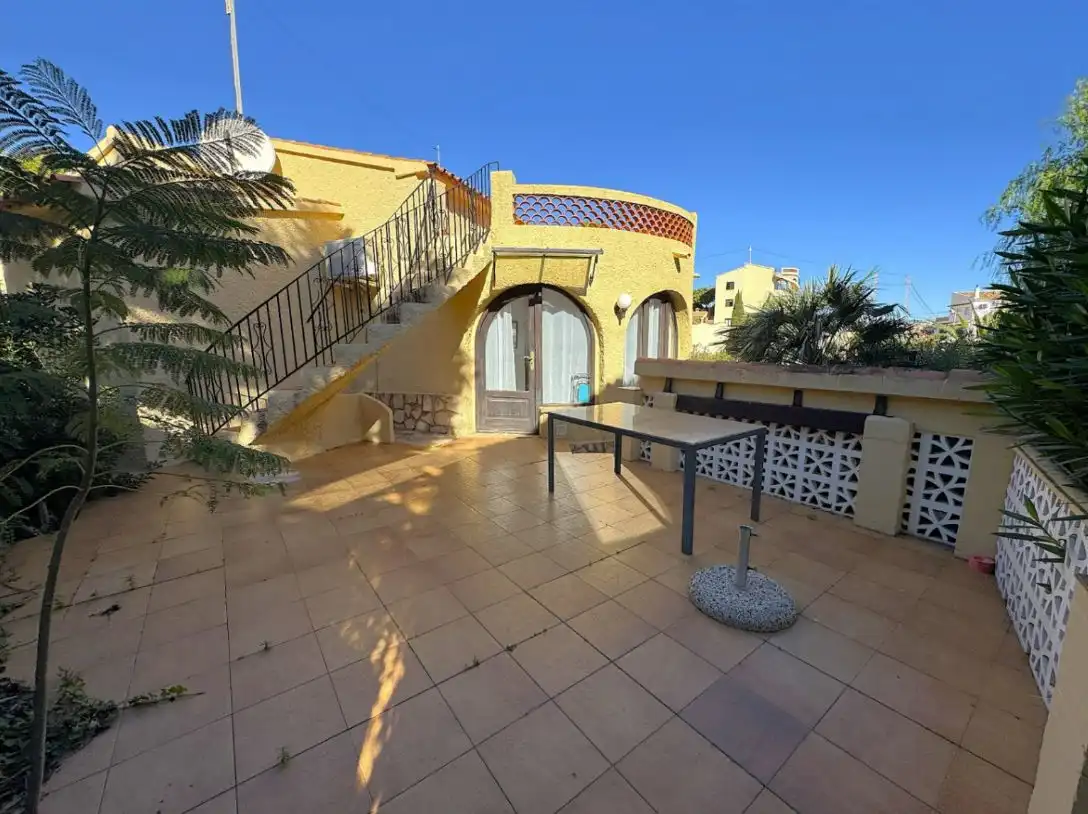 Außenansicht von Haus oder Chalet zum Verkauf in Calpe / Calp mit Klimaanlage, Heizung und Privatgarten