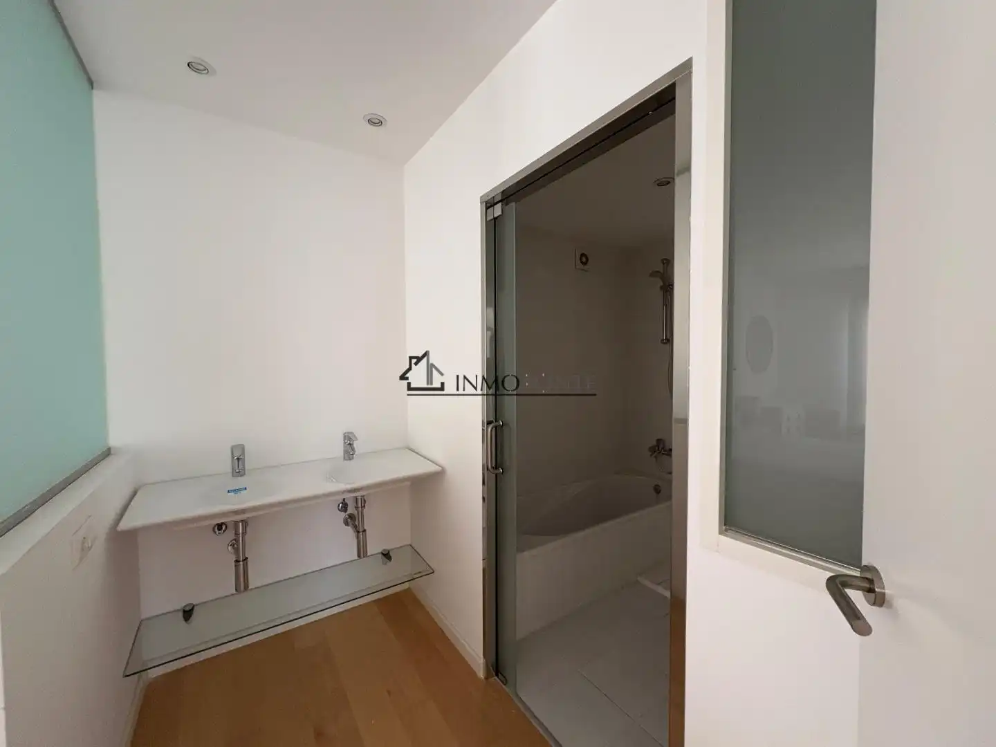 Baño de Piso de alquiler en Pontevedra Capital  con Calefacción y Trastero