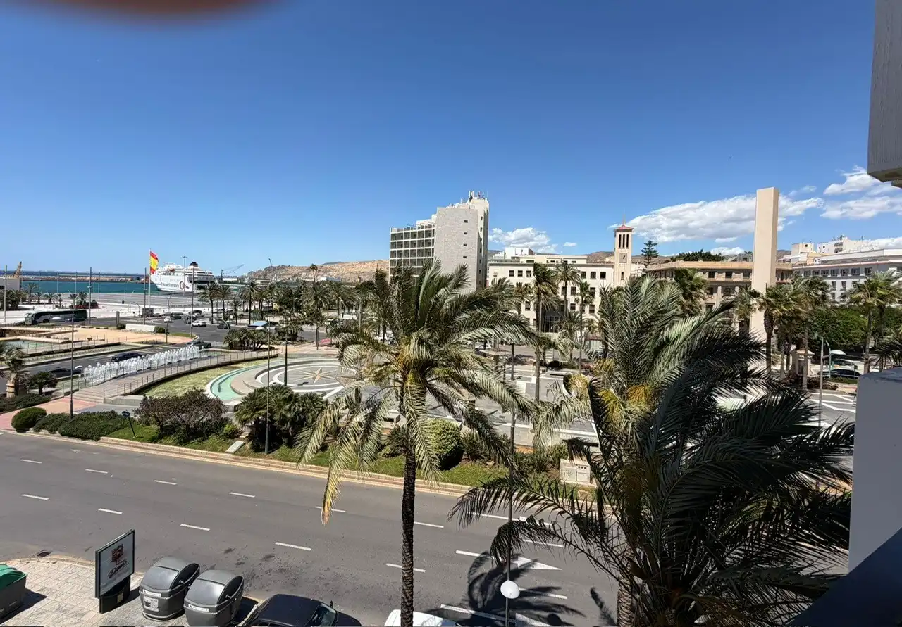 Außenansicht von Wohnung zur Miete in Almería mit Klimaanlage, Heizung und Terrasse
