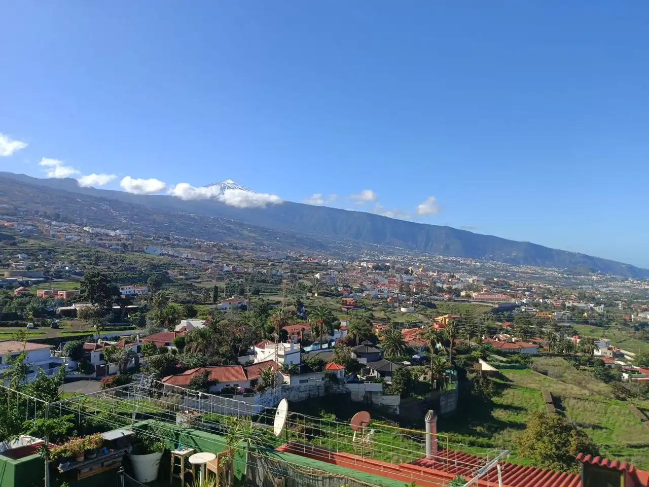 Vista exterior de Casa o xalet en venda en La Orotava amb Jardí privat, Terrassa i Piscina