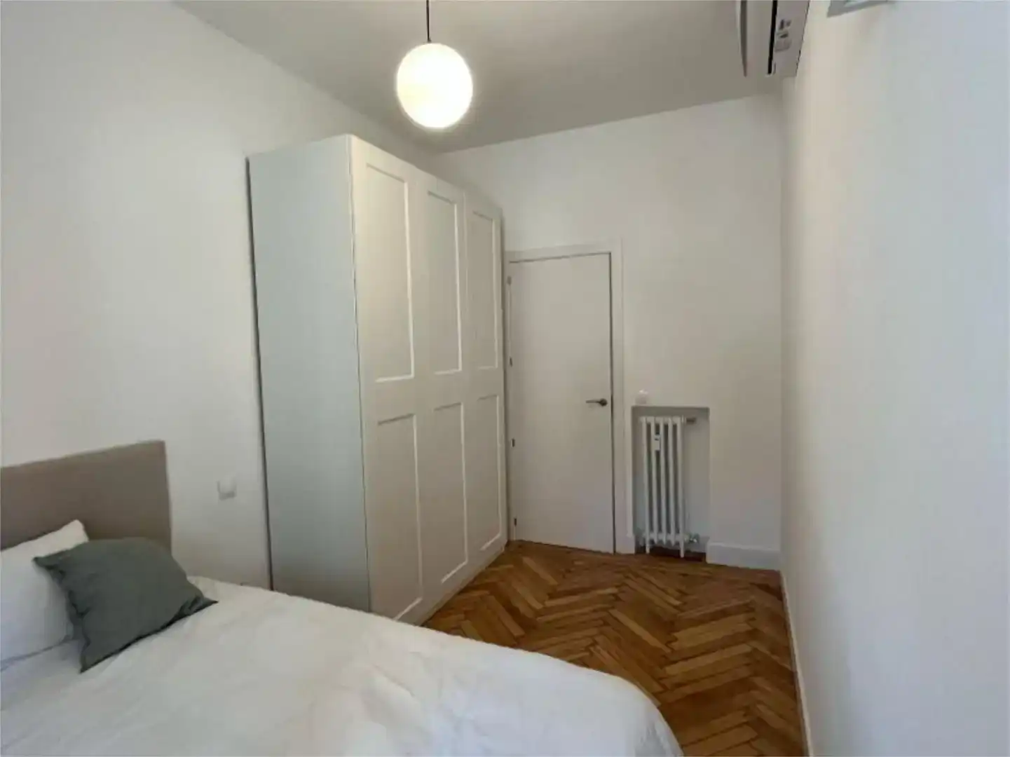 Dormitori de Pis de lloguer en Madrid amb Aire condicionat, Parquet i Moblat